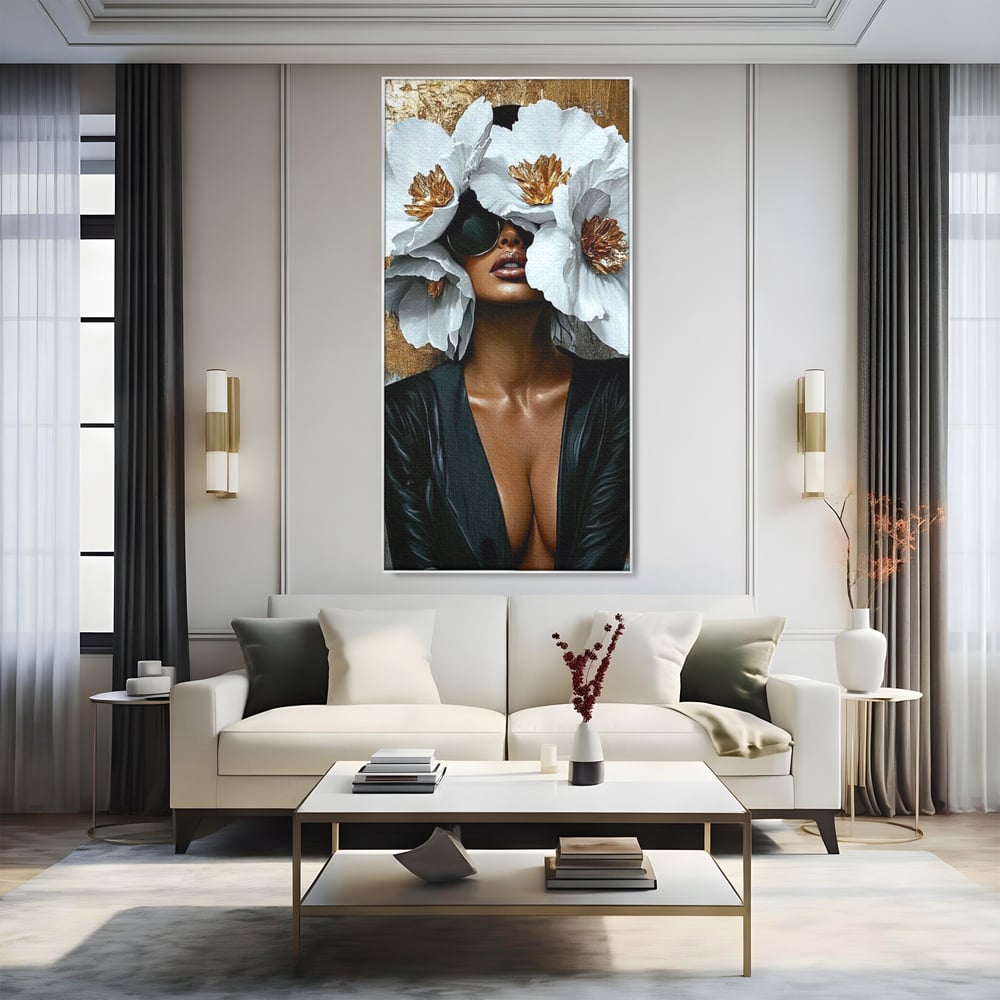 Tablou canvas cu tablou canvas cu silueta feminina, in rama de aluminiu argintiu, pe perete intr-un living